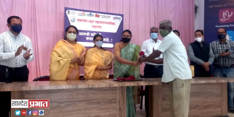 स्वच्छ सर्वेक्षण २०२२ नुसार कचरामुक्त कॉलनी उपक्रमाअंतर्गत महापौरांनी केला नागरिकांचा सन्मान