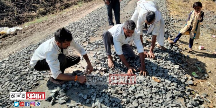 रस्त्याचे काम गुणवत्तापूर्ण करण्याची ग्रामस्थांची मागणी