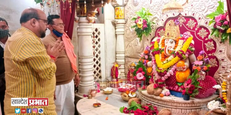 मंत्री गुलाबराव पाटील यांनी श्री गणेशाला घातले साकडे