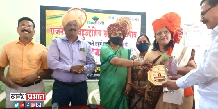 राज्यस्तरीय नारीरत्न पुरस्काराने प्रा.प्रिती पाटील-महाजन सन्मानित