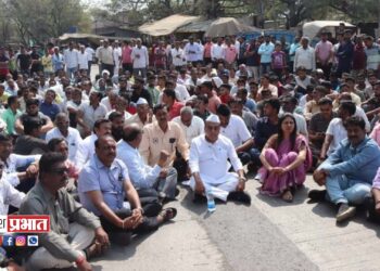 भाजपच्या खा.रक्षा खडसे आणि काँग्रेसचे आ.शिरीष चौधरी यांचे शेतकऱ्यांसाठी रास्ता रोको