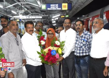 युक्रेन हुन परतलेली बरीरा पटेल हिचे जळगाव रेल्वे स्थानकावर स्वागत