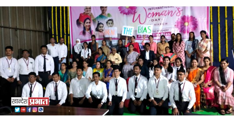 डॉ.उल्हास पाटील विधी महाविद्यालयात केक कापून महिला दिन साजरा