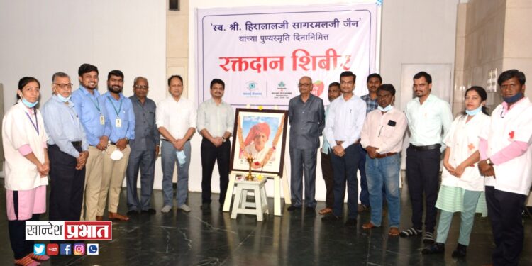 स्व.हिरालाल जैन यांच्या स्मृति दिनानिमित्त रक्तदान शिबिर संपन्न