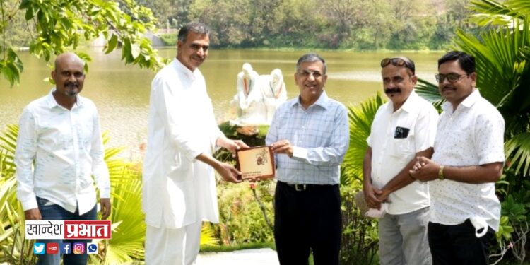 चित्रकार विकास मलारा यांचा सन्मान