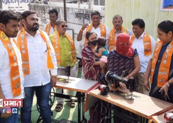 युवासेनेतर्फे विधवा महिलांना शिलाई मशीनचे वाटप  VIDEO