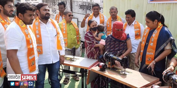 युवासेनेतर्फे विधवा महिलांना शिलाई मशीनचे वाटप VIDEO