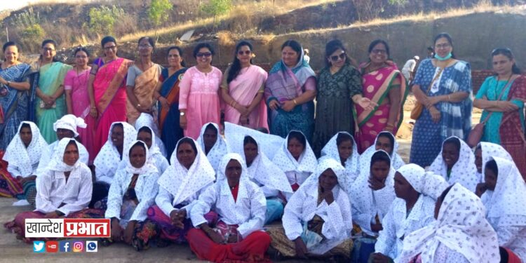 अमळनेर महिला मचंच्या माध्यमातून महिला स्वच्छता कर्मचाऱ्यांना मायेची ऊब