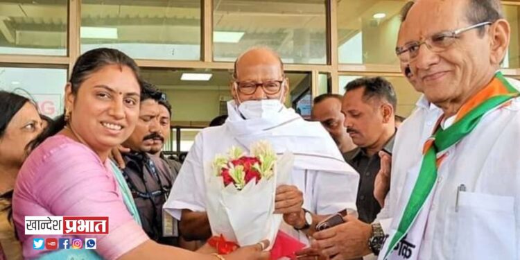 राष्ट्रवादीचे नेते खा. शरद पवार यांच्या आगमनाप्रसंगी महापौरांनी केले स्वागत