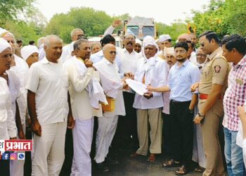 शासकीय अनुदानासाठी अतिवृष्टीग्रस्त शेतकऱ्यांचे रास्ता रोको आंदोलन