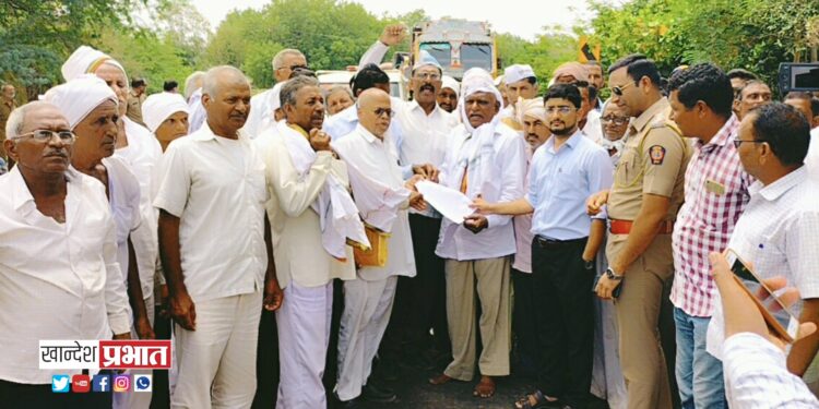 शासकीय अनुदानासाठी अतिवृष्टीग्रस्त शेतकऱ्यांचे रास्ता रोको आंदोलन