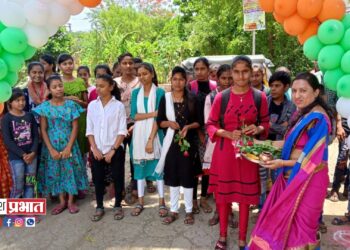 शाळेच्या पहिल्या दिवशी विद्यार्थ्यांचे उत्साहात स्वागत