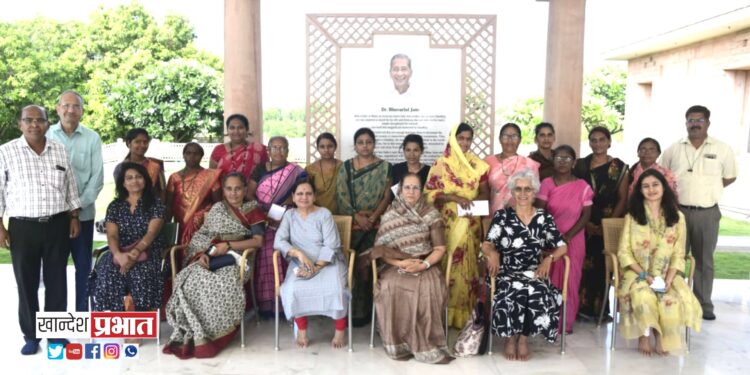 भवरलाल अॅण्ड कांताबाई जैन फाउंडेशनतर्फे पिंक ऑटो रिक्षा घेण्याकरीता सहकार्य