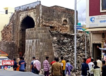 अमळनेरचा ऐतिहासिक दगडी दरवाज्याचा बुरूज पुन्हा कोसळला
