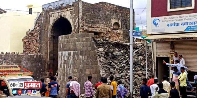 अमळनेरचा ऐतिहासिक दगडी दरवाज्याचा बुरूज पुन्हा कोसळला
