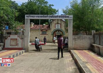 विद्यार्थिनींच्या मागणीनुसार तहसील आवारात बसविला फलक