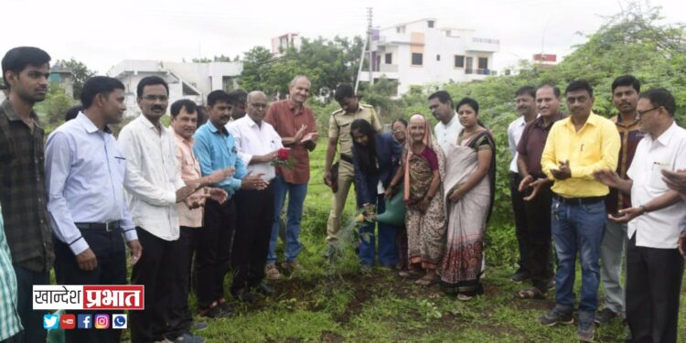 संत सावतानगरमध्ये वृक्षारोपण ; आजी व नातवंडांनी वृक्षसंवर्धनाची घेतली प्रतिज्ञा