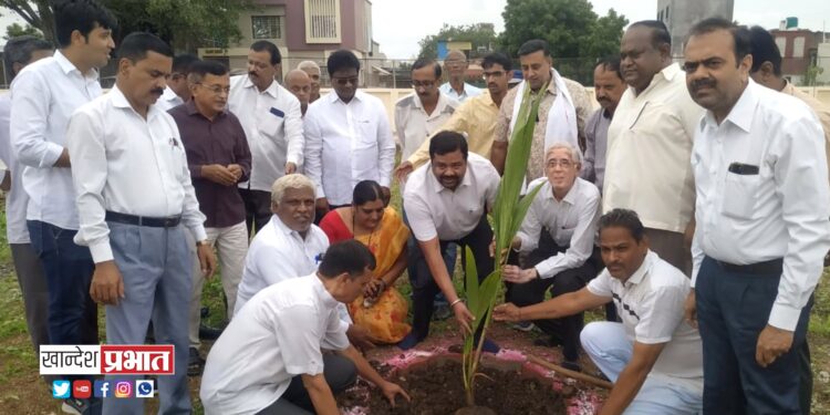 वनसंवर्धन दिनानिमित्त गोविंद फालक नगरात वृक्षारोपण