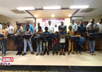 महाराष्ट्र राज्य पत्रकार संघाातर्फे विद्यार्थ्यांना शालेय साहित्याचे मोफत वितरण