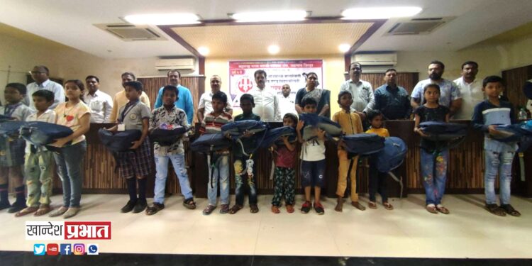 महाराष्ट्र राज्य पत्रकार संघाातर्फे विद्यार्थ्यांना शालेय साहित्याचे मोफत वितरण