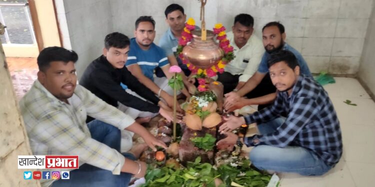 आ.मंगेश चव्हाण यांना मंत्रीपद मिळण्यासाठी महादेवाला दुग्धाअभिषेक