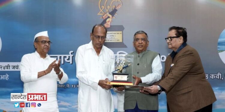 कविवर्य ना.धों. महानोर यांना आचार्य अत्रे मानचिन्ह पुरस्कार प्रदान