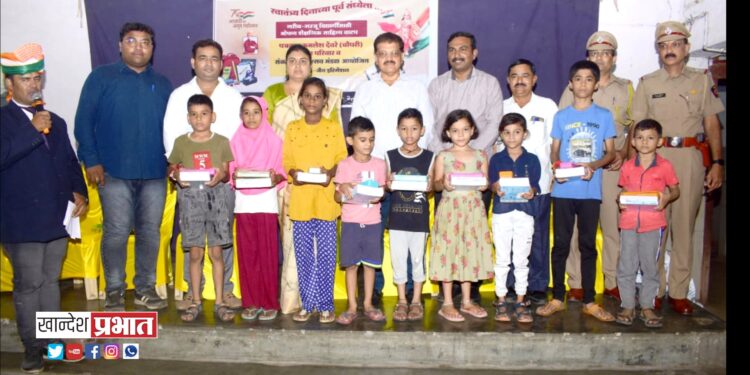 गरजु विद्यार्थ्यांना मिळाले शैक्षणिक साहित्य