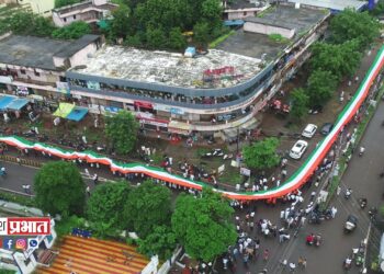 एक किलोमीटर लांबी असलेल्या तिरंग्याची भलीमोठ्ठी रॅली