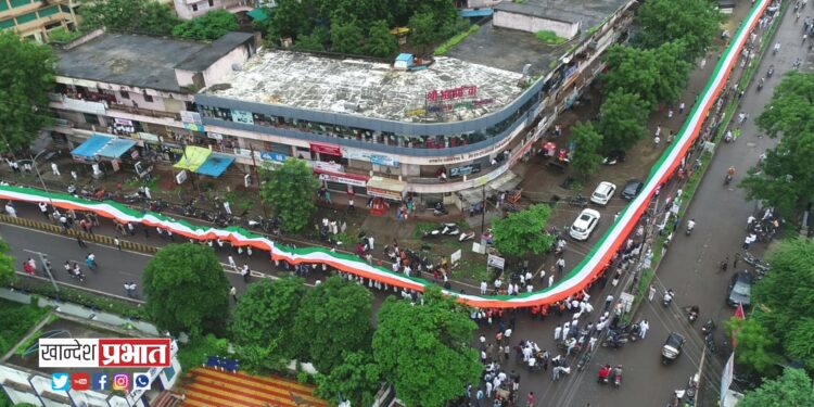 एक किलोमीटर लांबी असलेल्या तिरंग्याची भलीमोठ्ठी रॅली