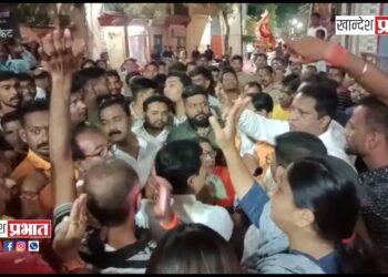 महापौरांच्या घरावर गुलाल, फटाके फेकून घातला गोंधळ