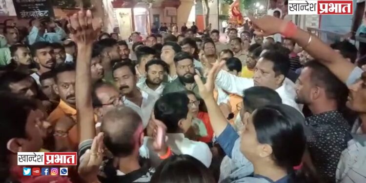 महापौरांच्या घरावर गुलाल, फटाके फेकून घातला गोंधळ