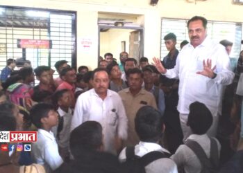 संतप्त विद्यार्थ्यांनी गाठले आमदार कार्यालय