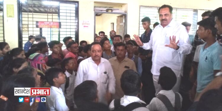 संतप्त विद्यार्थ्यांनी गाठले आमदार कार्यालय