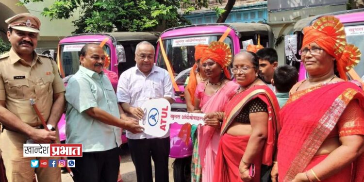 मराठी प्रतिष्ठानच्या पुढाकारातुन महिलांना मिळाल्या पिंक रिक्षा