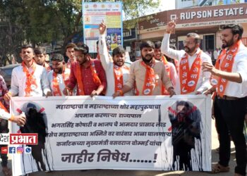 युवासेनेतर्फे राज्यपाल यांच्या प्रतिमेला फासलं काळं