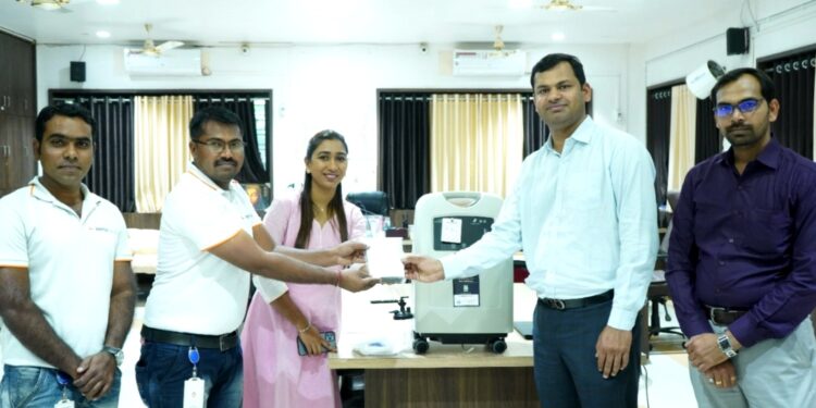 समता फाऊंडेशनतर्फे डॉ.उल्हास पाटील रुग्णालयास ऑक्सीजन क्रॉन्सन्ट्रेटर भेट