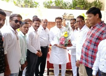 मनसेच्या ग्रामपंचायत सदस्यांनी घेतली राज ठाकरे यांची भेट