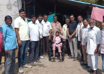 कजगाव ग्रामपंचायतीकडून दिव्यांग तरुणींना सायकल वाटप