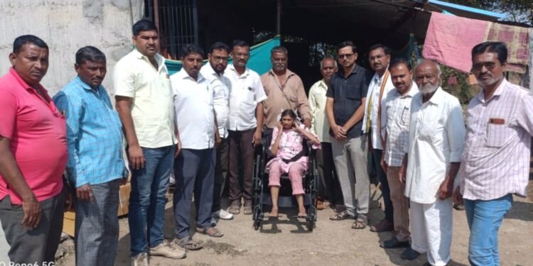 कजगाव ग्रामपंचायतीकडून दिव्यांग तरुणींना सायकल वाटप