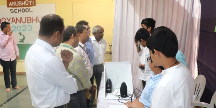 विद्यार्थ्यांनी जिज्ञासा वाढवली तर विज्ञान समजेल !