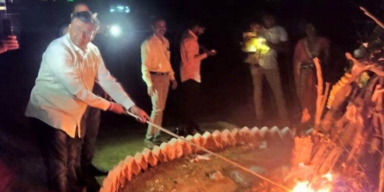 विद्या इंग्लिश स्कुल येथे पारंपरिक होळी दहन संपन्न