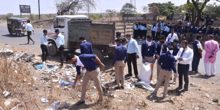 गांधी रिसर्च फाउंडेशन व जी.एच.रायसोनी महाविद्यालयातर्फे स्वच्छता मोहीम