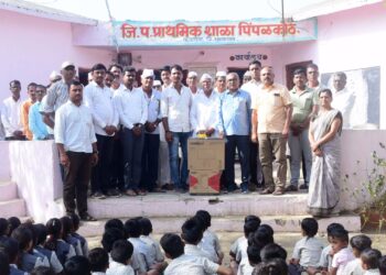 पिंपळकोठे येथे जिल्हा परिषदेच्या शाळेला संगणक भेट