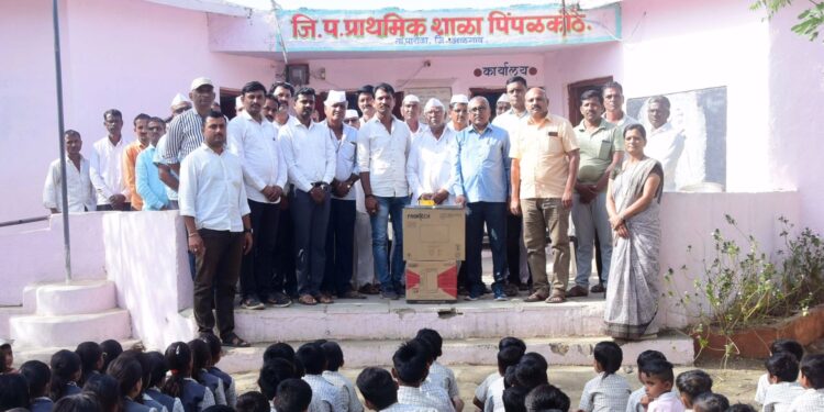 पिंपळकोठे येथे जिल्हा परिषदेच्या शाळेला संगणक भेट