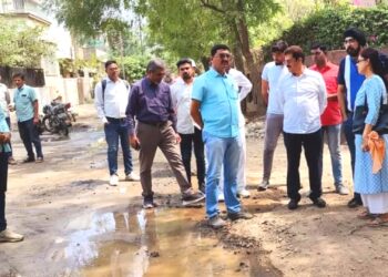 आदर्शनगरात रस्त्यांची कामे सुरू; आमदार सुरेश भोळे यांची भेट