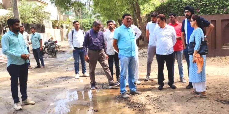 आदर्शनगरात रस्त्यांची कामे सुरू; आमदार सुरेश भोळे यांची भेट