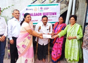 अपंग बांधवाच्या मदतीसाठी रोटरी मिटडाऊन सरसावली