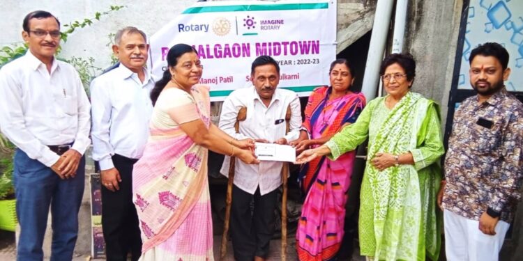 अपंग बांधवाच्या मदतीसाठी रोटरी मिटडाऊन सरसावली