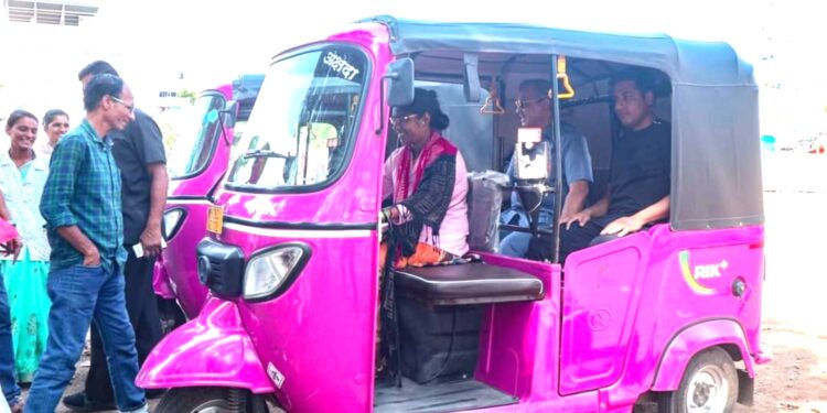 मराठी प्रतिष्ठानच्या पिंक आटो प्रशिक्षण वर्गाला अॅड. उज्वल निकम यांची भेट