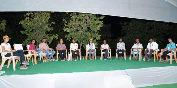 उच्च तंत्रज्ञानामुळेच शाश्वत शेतीचा मार्ग; शेतकऱ्यांशी फालीच्या विद्यार्थ्यांचा सुसंवाद